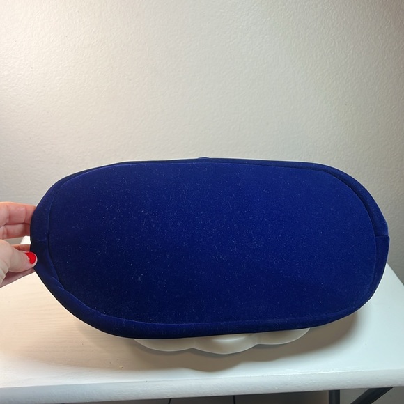 Women’s shoulder bag velvet bucket bag with gold chain drawstring in navy - Picture 12 of 12